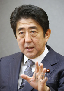 日本首相安倍晋三24日在官邸接受共同社采访。