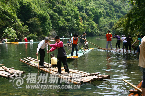 永泰大樟溪休闲游乐区游客在划竹筏