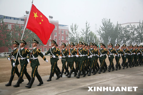 这是武警07式国旗护卫队礼宾服.