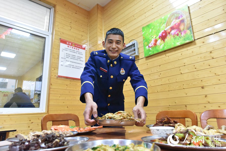 年夜饭不乏螃蟹这样的海鲜。 余杉芳摄