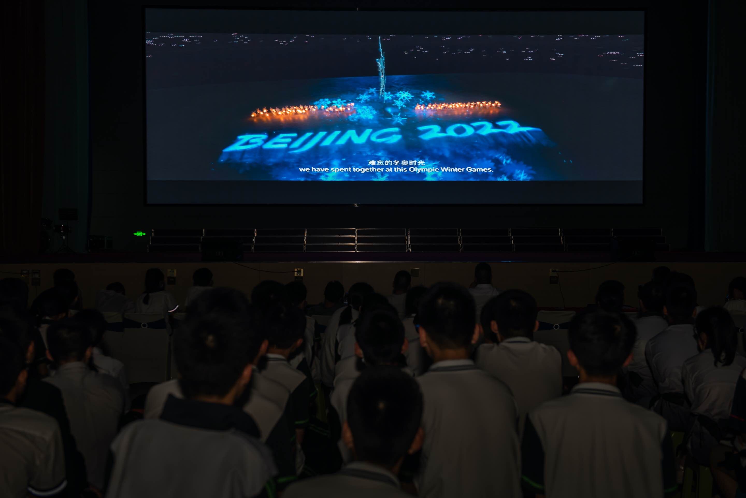 福州一校园学生看《北京2022》，完成18岁成人礼