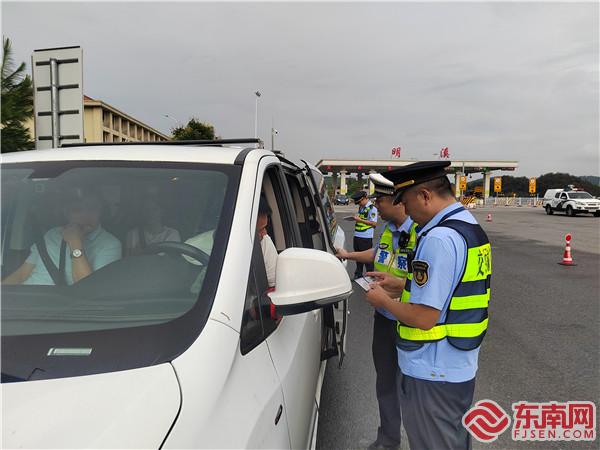 执法人员检查网约车.jpg