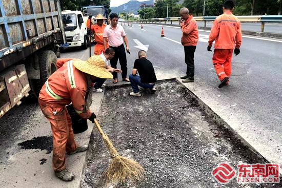 云霄：国庆不停歇 守护公路“畅安舒美”