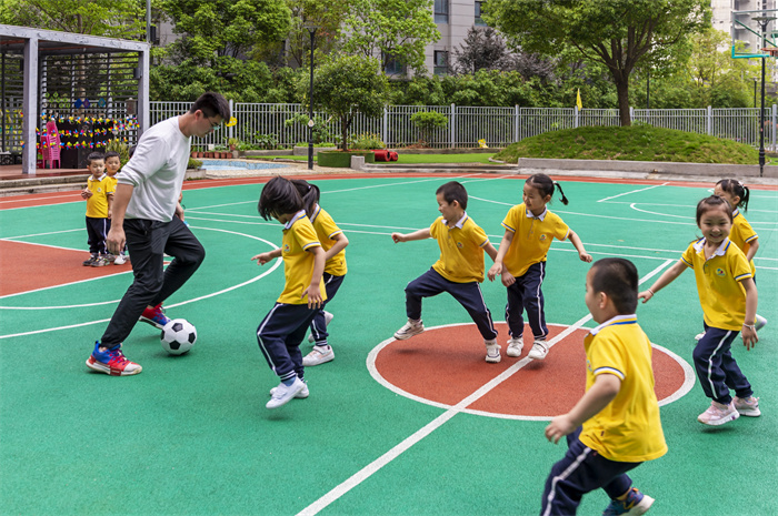 《足球从娃娃抓起》林书13705997285+2022年5月摄于闽侯县+闽侯县幼儿园老师在教幼儿们踢足球，对孩子们进行足球启蒙教育.jpg