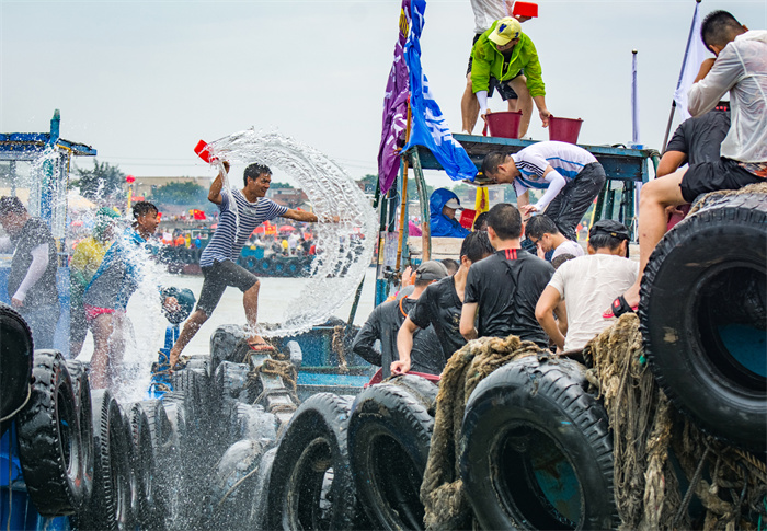 海上戏水,2019年6月7日在福建石狮市蚶江镇拍摄 两岸对渡海上泼水节  宽阔的海面上百舸竞逐嬉戏，渔船在海上旋绕，船上人们尽情欢呼，以泼水互相祝福。.jpg