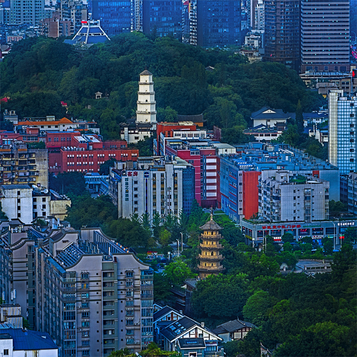 《榕城双塔》林书13705997285+2023年7月摄于福州，福州双塔依然在高楼林立之间焕发古老的韵味_1.jpg