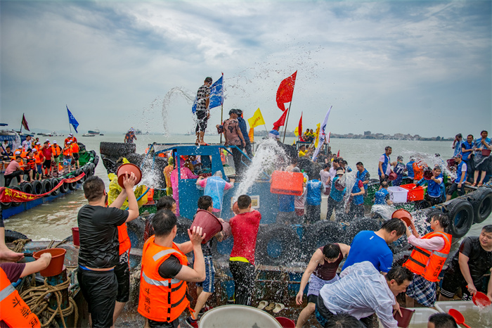 两岸对渡泼水节（组图6）2019年6月7日在福建石狮市蚶江镇拍摄 两岸对渡海上泼水节  渔船上民众互相卖力泼水，人们尽情欢呼.jpg