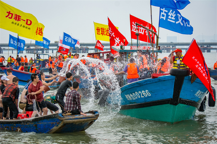 两岸对渡泼水节（组图1）1、2019年6月7日在福建石狮市蚶江镇拍摄 两岸对渡海上泼水节“海上泼水”环节人们盛水泼向对方渔船上的人，以此驱邪消灾、祈求吉祥平安，祝愿海上航行安全。.jpg