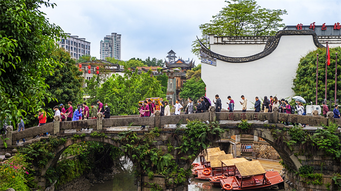 《三通桥上民俗活动》林书13705997285+2022年5月摄于福州上下杭，来自台湾的民俗团体在上下杭进行民俗活动.jpg