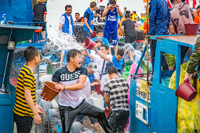 两岸对渡泼水节（组图4）2019年6月7日在福建石狮市蚶江镇拍摄 两岸对渡海上泼水节   船只相互慢慢靠近人们互相尽情泼水，互相祝福，锣鼓声、水声、笑声鼎沸。.jpg