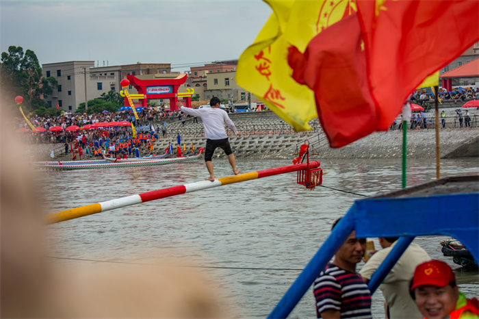 两岸对渡泼水节（组图5）2019年6月7日在福建石狮市蚶江镇拍摄 两岸对渡海上泼水节 “海上捉鸭”是泼水节上必不可的的节目，当地渔民从渔船上跳入海水中捉鸭子，以此祈求平安吉祥.jpg