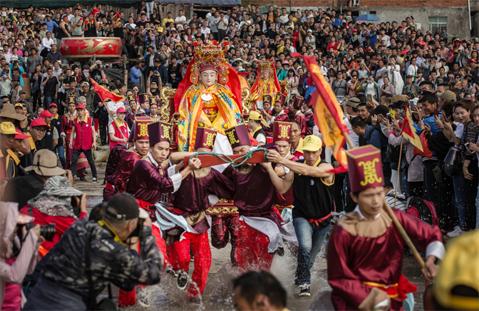 阿婆走水+邱少武+2018，5，10+拍摄于霞浦县竹江岛妈祖走水的场景.jpg