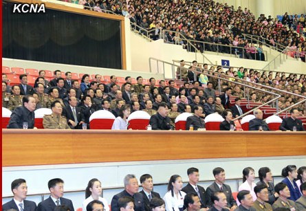 金正恩携夫人观看运动会为参赛选手鼓掌（图）