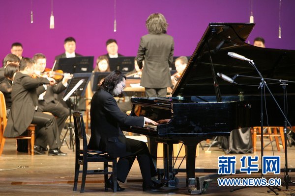 图为中国钢琴家刘兴辰与吉林交响乐团协作演出钢琴协奏曲《黄河》.