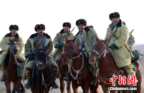 电视连续剧《雪浴昆仑》剧照,图为进藏先遣连官兵在寻访藏民途中.