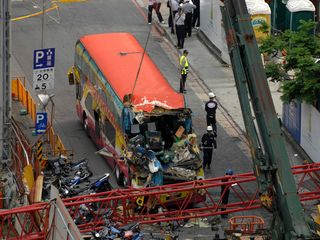 起重机吊臂砸中大陆游客游览车 2死4伤