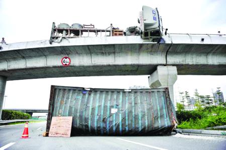 浦上大桥高架桥上货车侧翻 集装箱坠落三环路