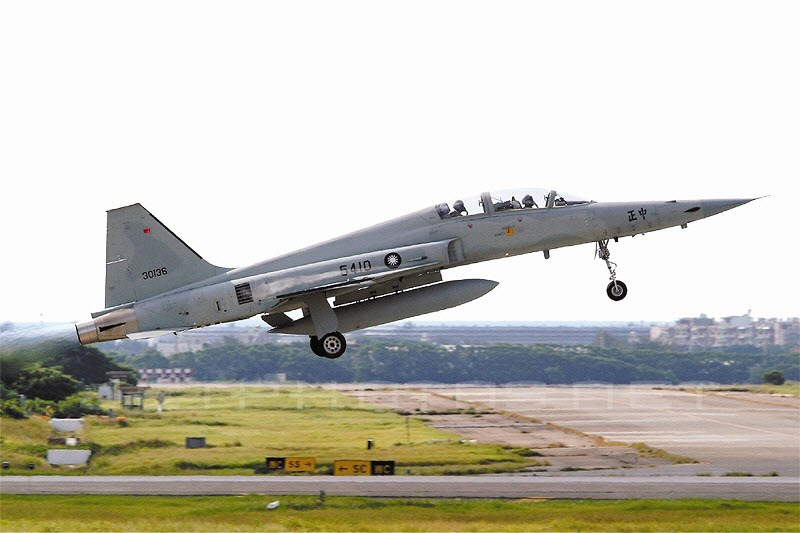 台湾空军也因此下令该型战斗机暂时全面停飞. 又是f-5f战机?