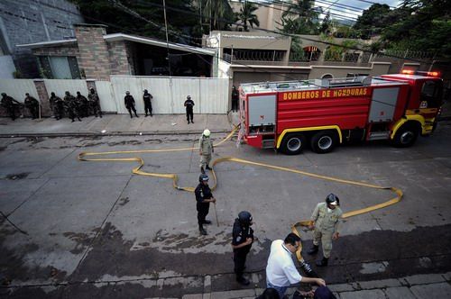 洪都拉斯警察同塞拉亚支持者冲突 已致2人丧生