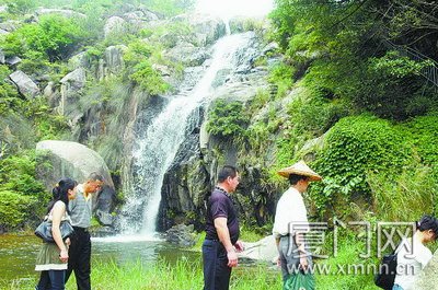 北辰山的瀑布颇为壮观(同安区).