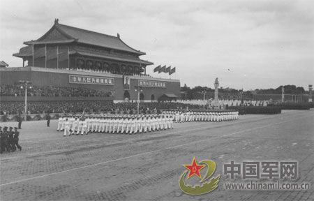 1955年国庆:实行军衔制 换装大阅兵