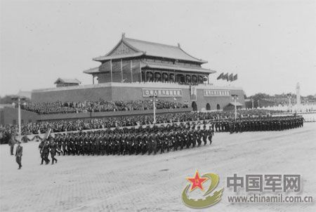 1955年国庆:实行军衔制 换装大阅兵