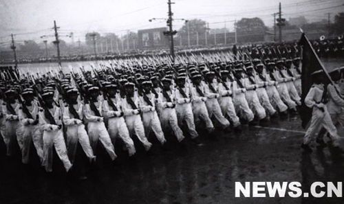 1956年国庆阅兵 大雨振军容