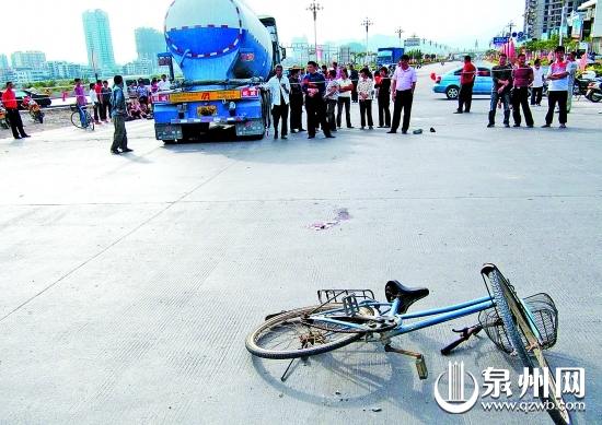 十字路口半挂车撞飞自行车 一男子命殒上班路