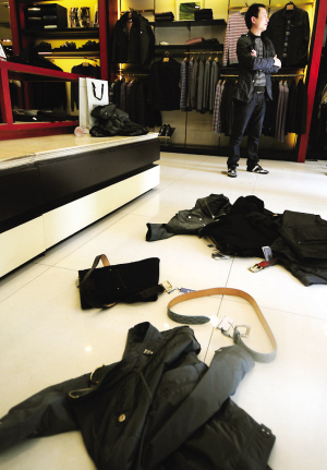 退货遭拒女子大闹服装店 扔衣服要砸玻璃被拦下
