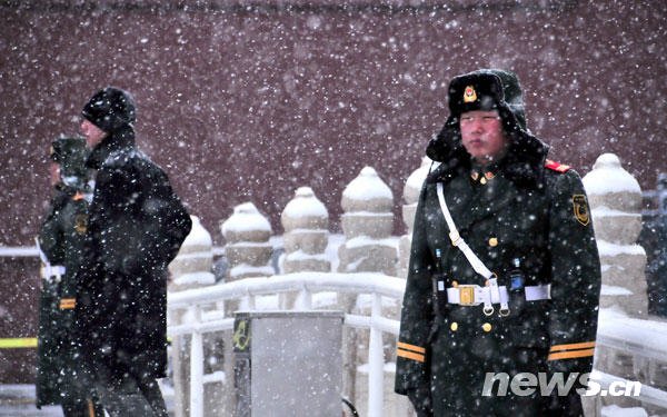 武警战士雪中执勤