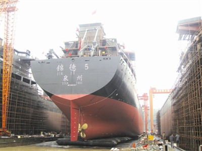 熊振华 文/图) 由石狮富甲海运有限公司投建的巨型远洋运输货轮"锦德5
