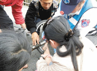 女童侧坐单车前遭车轮卷断脚