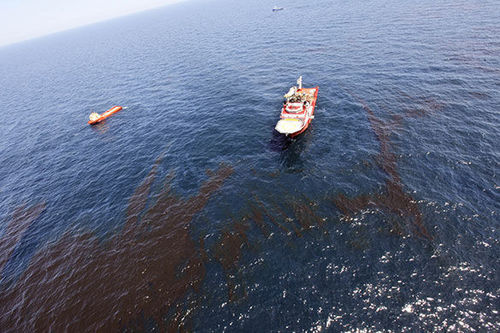 支援船靠近墨西哥湾的油污.