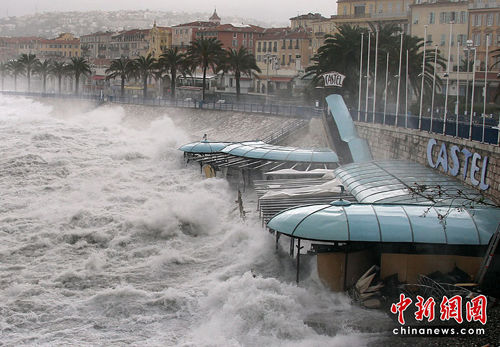 巨浪袭击城市的海岸后造成城市道路瘫痪