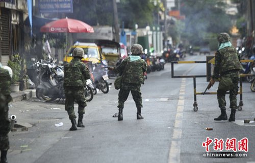 组图：泰国红衫军和军警发生冲突