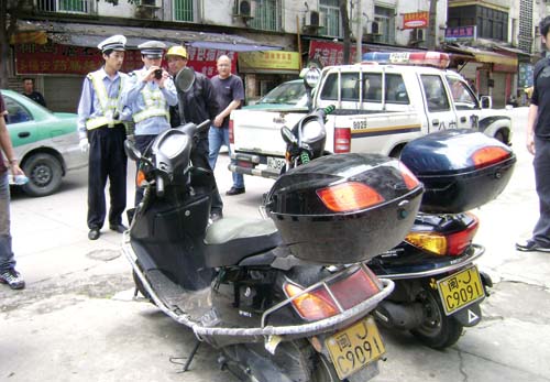 宁德市区两辆摩托车竟然同号 交警拿下套牌车