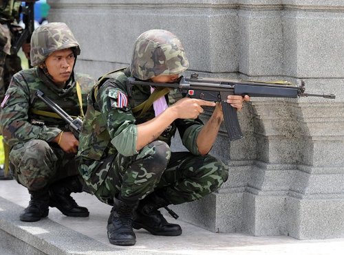 泰国红衫军投降政府军已控制曼谷局势组图