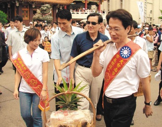 从故乡出发 郭添财回老家造势马英九披彩带护送