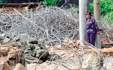 福州工业路福建老年大学旁边的工地里,一名"捡钢筋女"被绑在工地电线