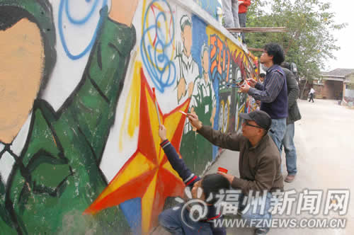 艺术家们与一群热爱绘画的小朋友在入园道路的墙面涂鸦