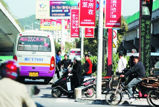 昨日上午10时许,市区坪山路,一辆客运车在红绿灯路口下客.