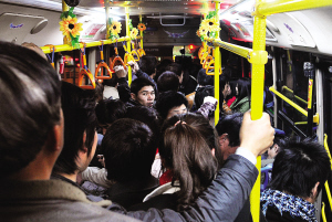 昨日,33路公交车上人满为患
