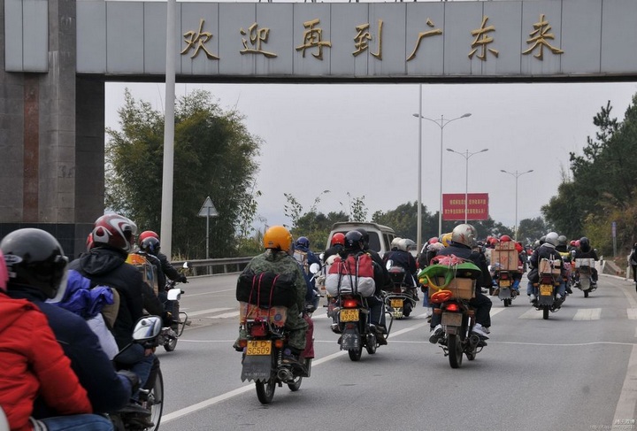 2011年1月27日,广东肇庆封开县,大批农民工骑着摩托车返乡回广西过年.