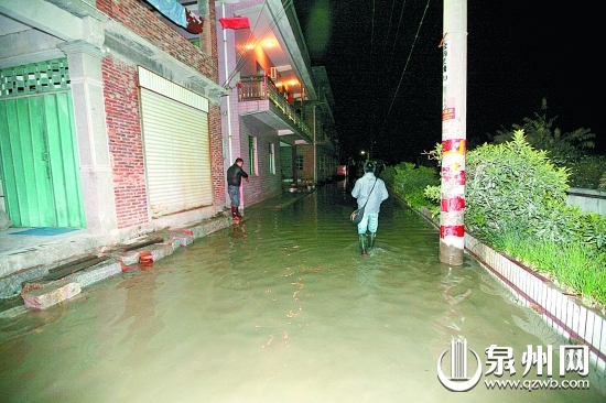 海水倒灌七八十户房屋进水 居民穿雨鞋煮晚饭