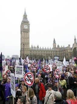 英国伦敦20万人示威抗议大减预算 214人被捕