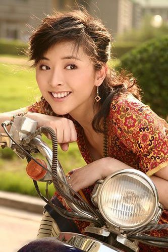 在5月6日电视剧频道开播的《三十而嫁》中,黄小蕾饰演的剩女余诺诺为
