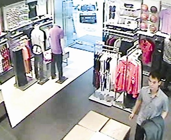 两男子进入品牌服装店盗窃