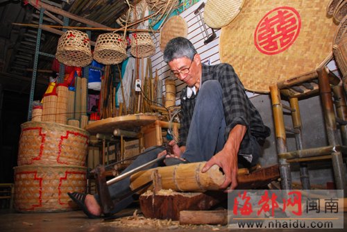 漳州:六旬篾匠48年坚守技艺 香港路上开竹器店