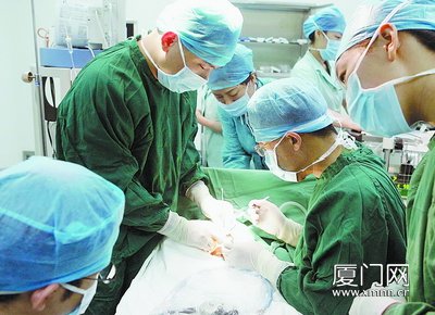新生儿卵巢长出巨大囊肿 医生用腔镜手术成功