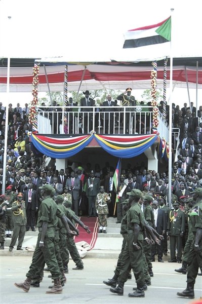 7月9日,士兵在南苏丹首都朱巴参加独立庆典仪式.新华社发